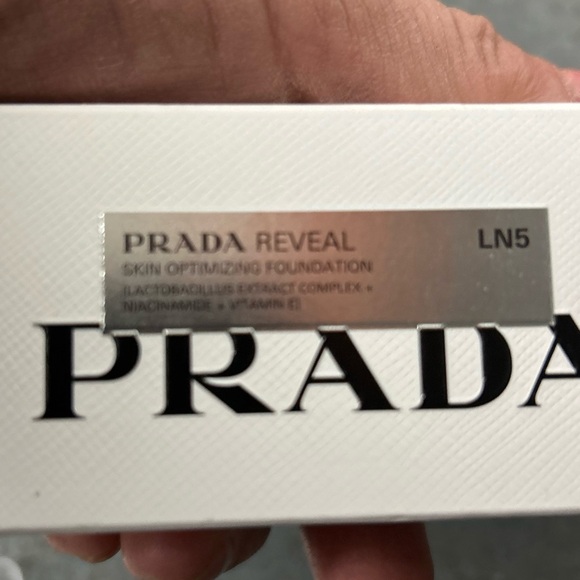 - Prada . Reveal Skin Optimizing Refillable Soft Matte Foundation. New - Picture 6 of 6